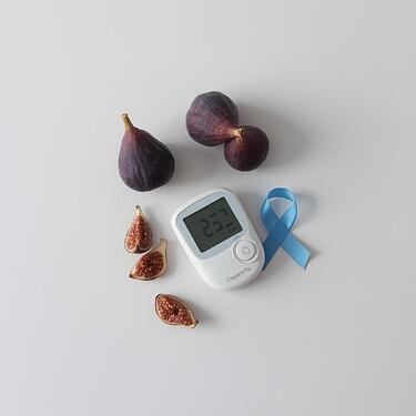 چند تا دانه انجیر خشک و چندتا انجیر تازه_، گلوکومتر و روبان ابی دیابت